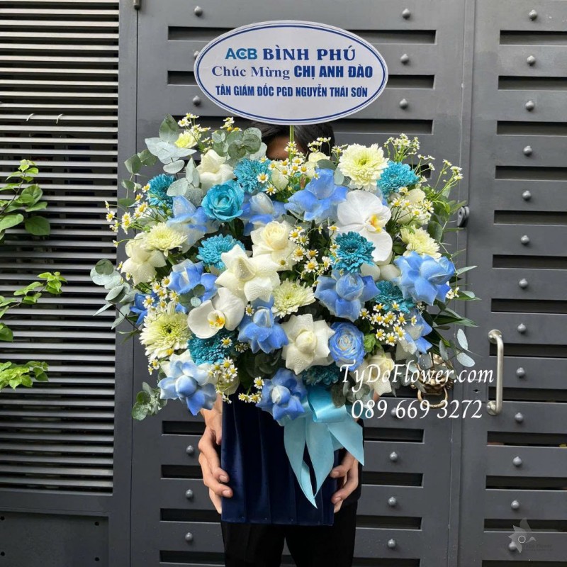 G0725543 GIỎ HOA CHÚC MỪNG TÂN GIÁM ĐỐC Thiết kế gam màu trắng xanh dương