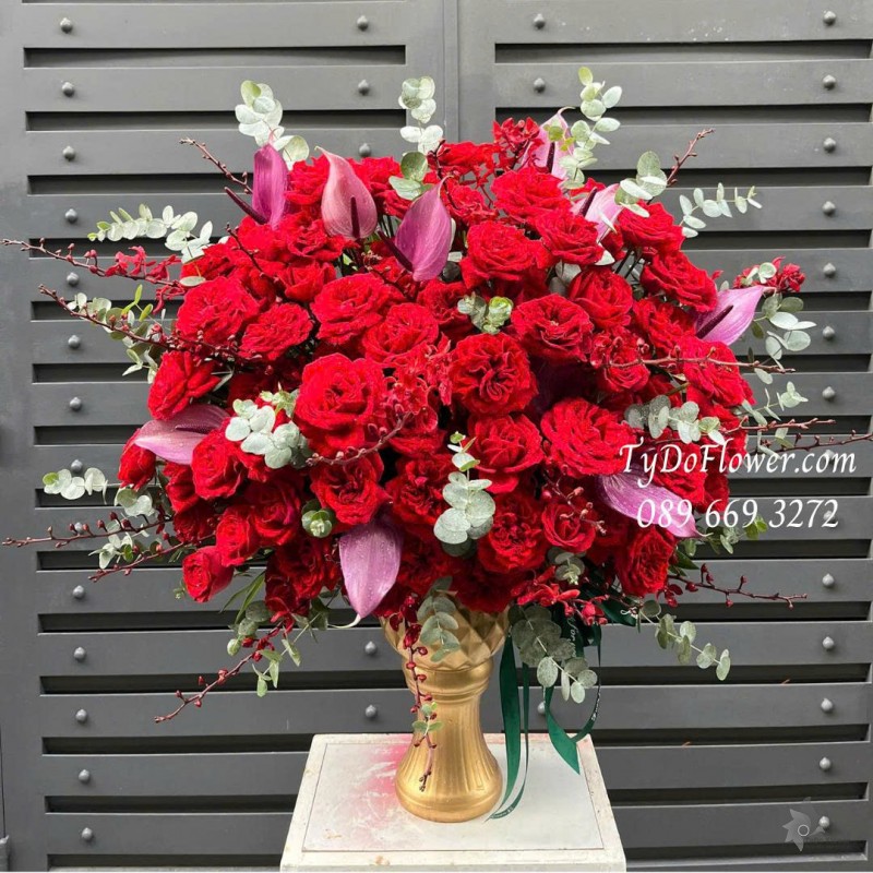 BI0725544 BÌNH HOA CHÚC MỪNG Thiết kế hoa hồng đỏ Ohara, Lá Hồng Môn Tím