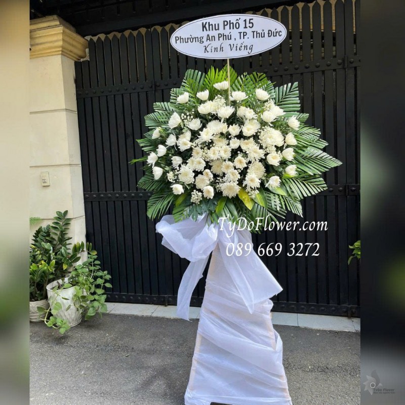 KCB0725553 KỆ HOA TANG LỄ VÒNG HOA CHIA BUỒN Kính Viếng thiết kế 01 tầng hoa cúc trắng