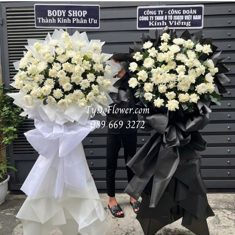 KCB0725554 MỘT CẶP KỆ HOA TANG LỄ VÒNG HOA CHIA BUỒN Thiết kế 01 tầng hoa hồng trắng, hoa cúc trắng