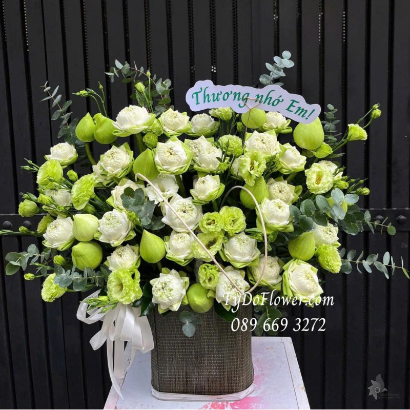 G0725555 GIỎ HOA THƯƠNG NHỚ EM Thiết kế Hoa Sen Trắng, Cát Tường Xanh