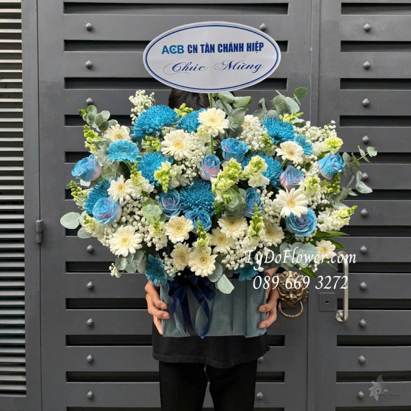 G0825560 GIỎ HOA CHÚC MỪNG Thiết kế gam màu trắng xanh dương, hoa hồng, đồng tiền, mõm sói