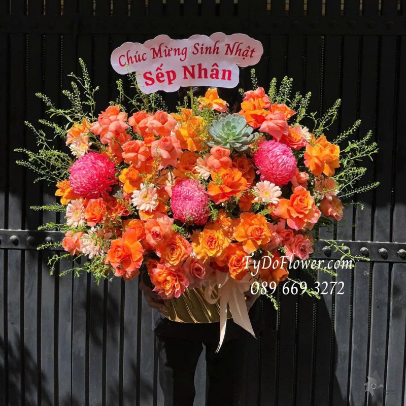 G0825561 GIỎ HOA CHÚC MỪNG SINH NHẬT SẾP Thiết kế gam màu cam, hoa hồng cam quốc vương, cúc mẫu đơn hồng
