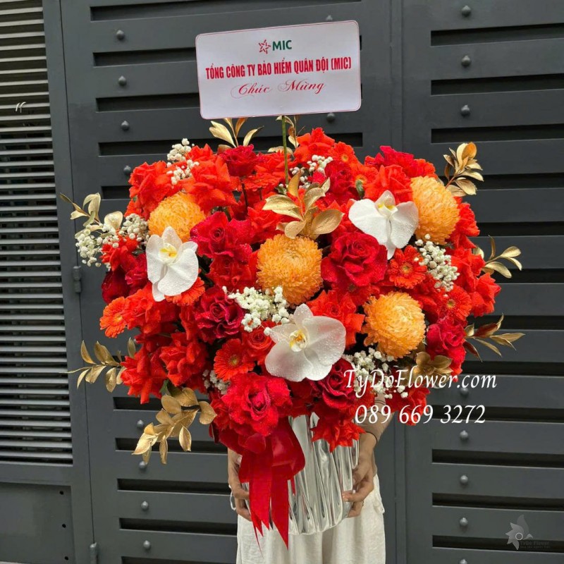 G0825562 GIỎ HOA CHÚC MỪNG Thiết kế gam màu đỏ cam, hoa hồng đỏ Ecuador gấp cánh, cúc mẫu đơn cam, lan hồ điệp