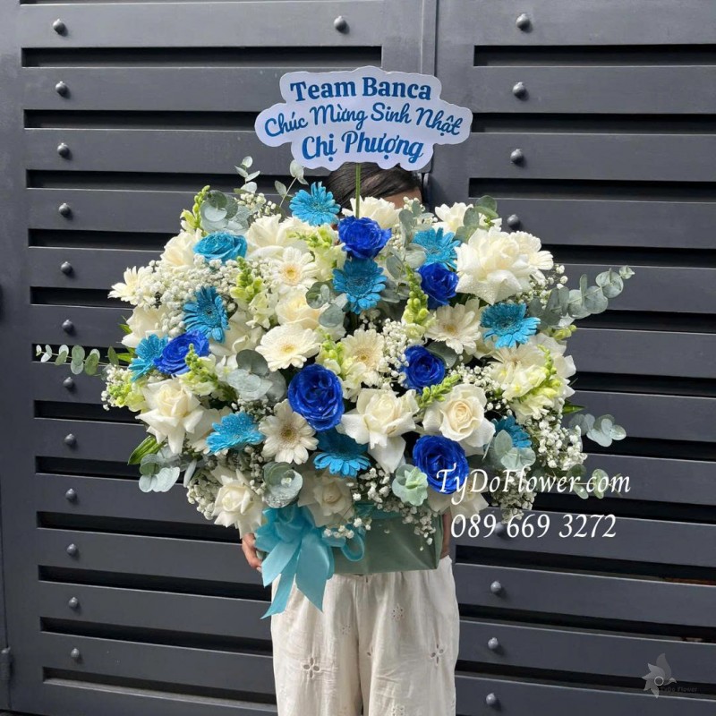 G0825563 GIỎ HOA CHÚC MỪNG SINH NHẬT Thiết kế gam màu trắng xanh dương, hoa hồng, đồng tiền, mõm sói