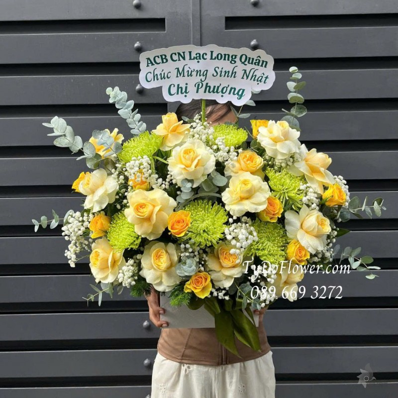 G0825564 GIỎ HOA CHÚC MỪNG SINH NHẬT Thiết kế Hoa Hồng Vàng Victor, Cúc Xanh Cốm