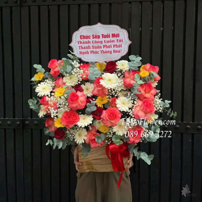 G0825565 GIỎ HOA CHÚC MỪNG SINH NHẬT SẾP Thiết kế tông màu đỏ hồng, phối hoa ngẫu nhiên