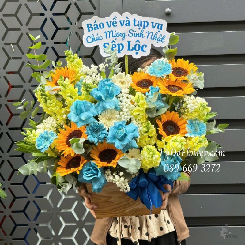 G0825567 GIỎ HOA CHÚC MỪNG SINH NHẬT SẾP Thiết kế Hoa Hướng Dương, Mõm Sói Vàng, Hoa Hồng Xanh Dương