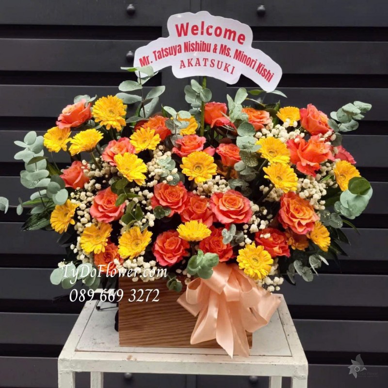 G0825570 GIỎ HOA CHÀO MỪNG Thiết kế Hoa Hồng Cam Spirit, Đồng Tiền Mini Vàng