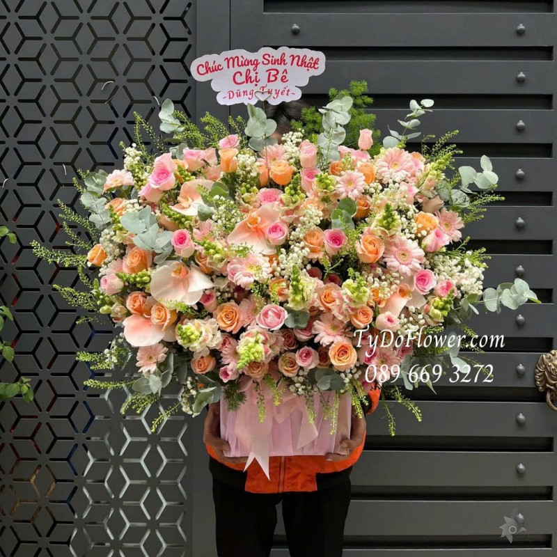 G0825571 GIỎ HOA CHÚC MỪNG SINH NHẬT Thiết kế gam màu Pastel, Hoa Hồng Cam Shimmer, Lạc Thần