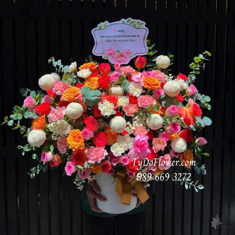 G0825573 GIỎ HOA CHÚC MỪNG SINH NHẬT Thiết kế gam màu đỏ hồng cam trắng, phối hoa ngẫu nhiên