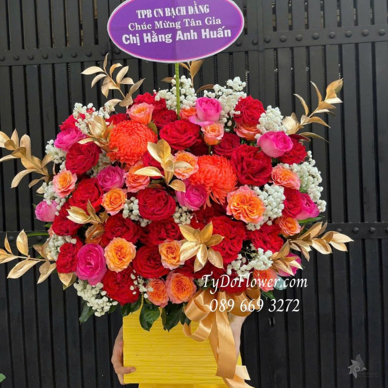 G0825574 GIỎ HOA CHÚC MỪNG TÂN GIA Thiết kế gam màu đỏ cam, Hoa Hồng Ohara Red Rose, Cam Spirit, Cúc Mẫu Đơn Cam