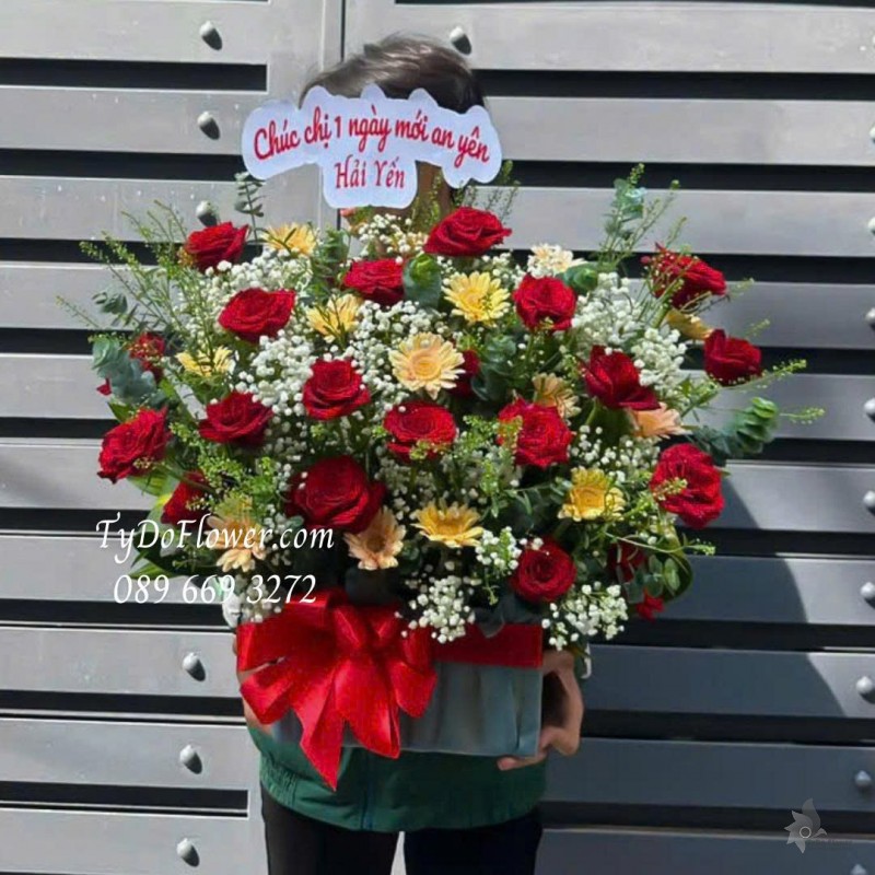G0825575 GIỎ HOA CHÚC MỪNG Thiết kế Hoa Hồng Đỏ, Đồng Tiền Cam