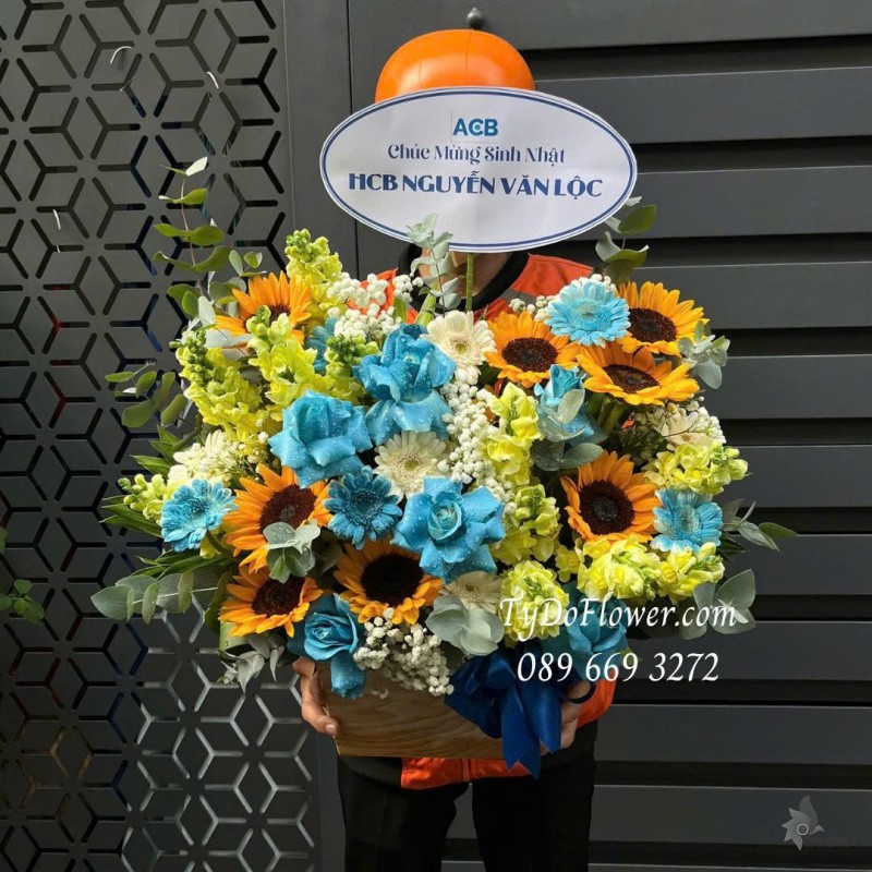 G0825576 GIỎ HOA CHÚC MỪNG SINH NHẬT Thiết kế Hoa Hướng Dương, Mõm Sói Vàng, Hoa Hồng Xanh Dương