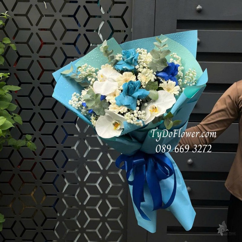 B0825582 BÓ HOA CHÚC MỪNG Thiết kế Hoa Hồng Xanh Dương, Hồ Điệp Trắng