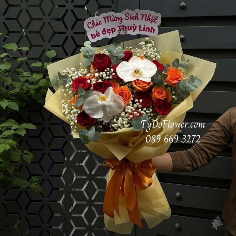 B0825584 BÓ HOA CHÚC MỪNG SINH NHẬT Thiết kế Hoa Hồng Đỏ Cam, Hồ Điệp Trắng