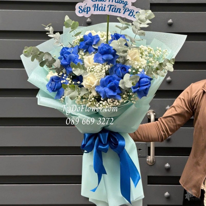B0825587 BÓ HOA CHÚC MỪNG SẾP Thiết kế Hoa Hồng Trắng Xanh Dương