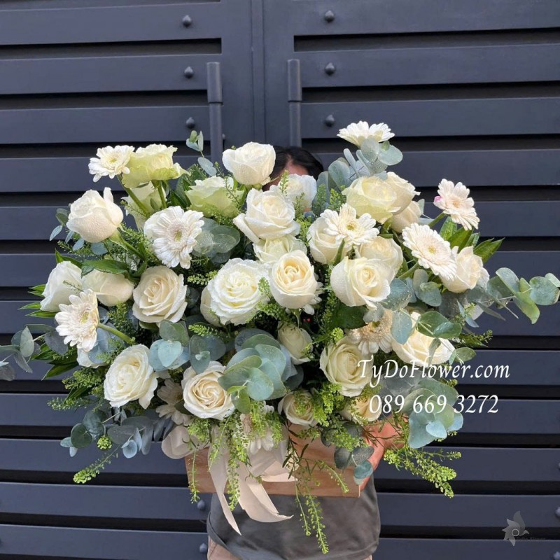 G0825605 GIỎ HOA HỒNG TRẮNG Hoa Chia Buồn