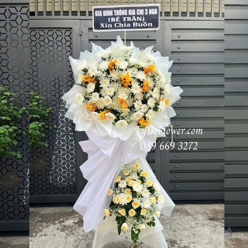 KCB0825607 KỆ HOA TANG LỄ VÒNG HOA CHIA BUỒN Hoa Kính Viếng Thiết kế 02 tầng, hoa cúc trắng, lan vàng, hoa hồng Juliet