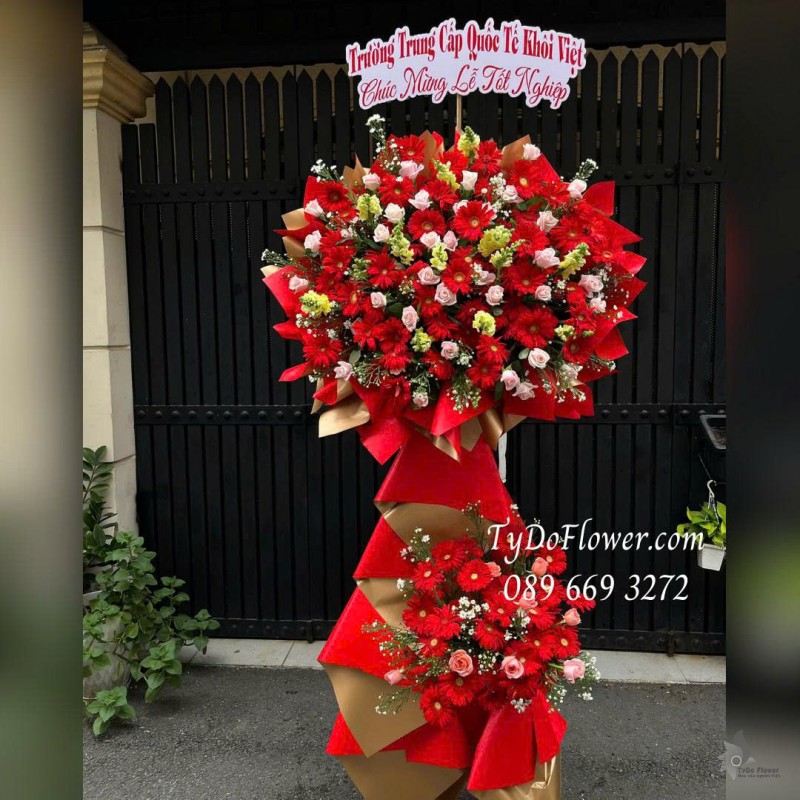 KCM0825610 KỆ HOA CHÚC MỪNG LỄ TỐT NGHIỆP Thiết kế hoa hồng kem, đồng tiền đỏ, nền giấy mỹ thuật cao cấp