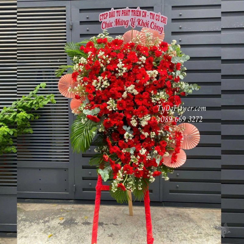 KCM0825615 KỆ HOA CHÚC MỪNG Thiết kế hoa hồng đỏ, đồng tiền đỏ, nền giấy mỹ thuật cao cấp