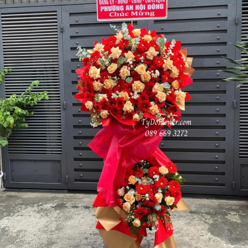 KCM0825616 KỆ HOA CHÚC MỪNG Thiết kế hoa hồng cam, đồng tiền đỏ, nền giấy mỹ thuật cao cấp