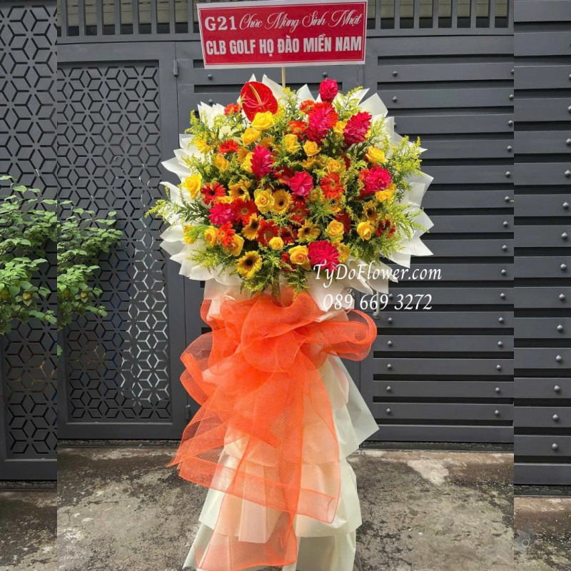 KCM0825617 KỆ HOA CHÚC MỪNG SINH NHẬT Thiết kế gam màu đỏ vàng, hoa phối ngẫu nhiên