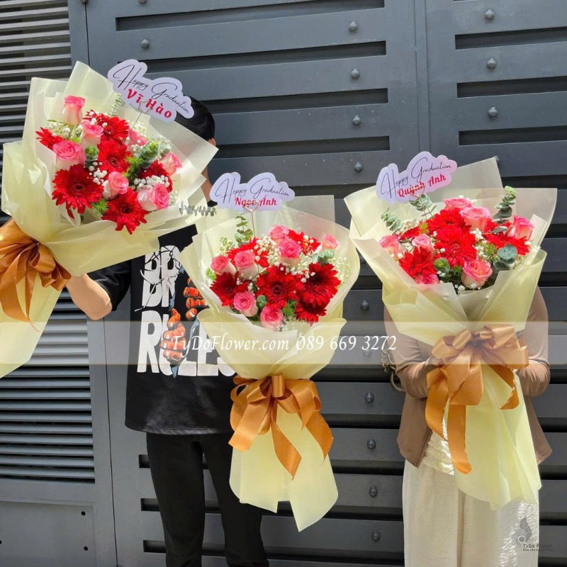 B0825628 ĐẶT TỪ 03 BÓ HOA CHÚC MỪNG trao tặng đại biểu, lễ tốt nghiệp