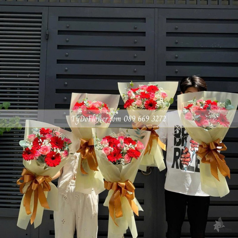 B0825633 ĐẶT TỪ 03 BÓ HOA CHÚC MỪNG trao tặng đại biểu, lễ tốt nghiệp