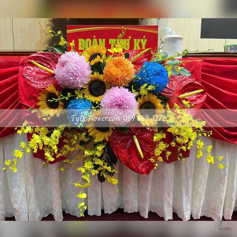 L0825634 ĐẶT TỪ 02 CỤM HOA TREO TRƯỚC BÀN ĐẠI BIỂU