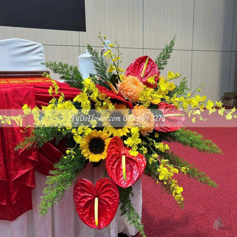 L0825635 ĐẶT TỪ 02 CỤM HOA TREO TRƯỚC BÀN ĐẠI BIỂU