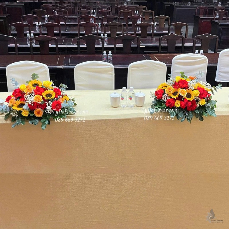  L0825637 ĐẶT TỪ 02 LẴNG HOA ĐỂ BÀN ĐẠI BIỂU