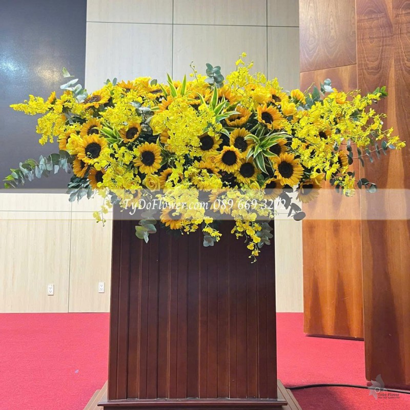 L0825639 HOA TRANG TRÍ BỤC PHÁT BIỂU Thiết kế Hoa Hướng Dương, Hoa Lan Vũ Nữ