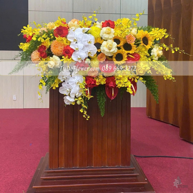 L0825641 HOA TRANG TRÍ BỤC PHÁT BIỂU Thiết kế Hoa Hướng Dương, Hoa Lan Vũ Nữ, Cúc Mẫu Đơn, Hoa Hồng