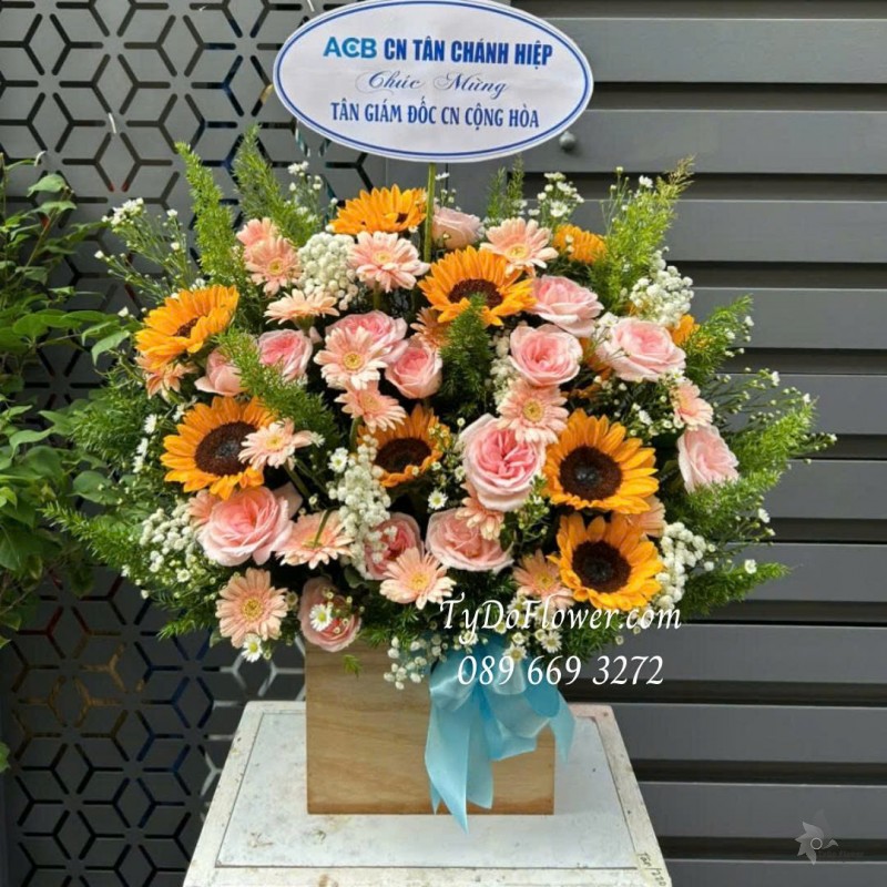 G0825648 GIỎ HOA CHÚC MỪNG Thiết kế hoa hồng Pink Ohara, hoa hướng dương