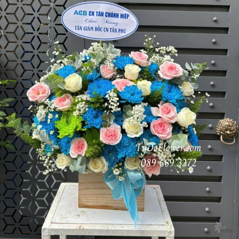 G0825649 GIỎ HOA CHÚC MỪNG TÂN GIÁM ĐỐC Thiết kế hoa hồng Pink Ohara, hoa hồng trắng, cúc xanh dương