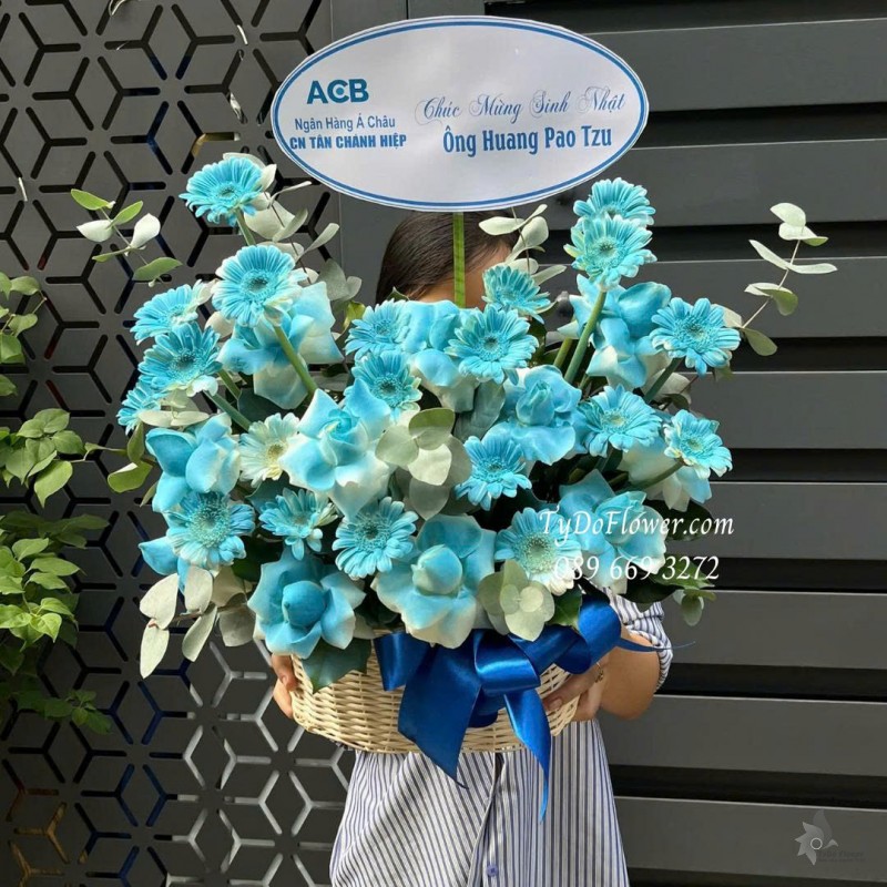 G0825650 GIỎ HOA CHÚC MỪNG Thiết kế hoa hồng xanh dương