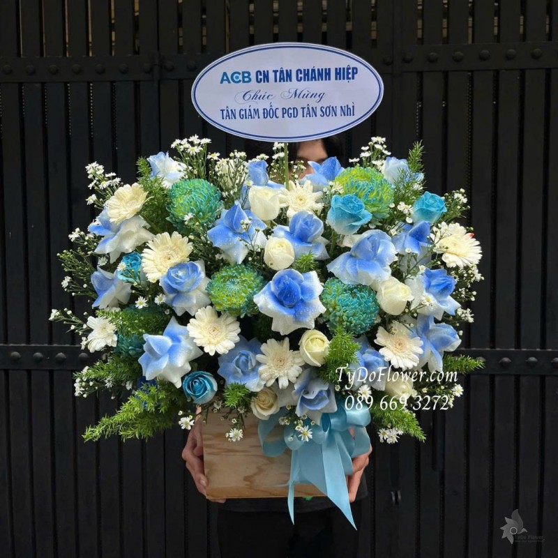 G0825651 GIỎ HOA CHÚC MỪNG TÂN GIÁM ĐỐC Thiết kế hoa hồng trắng xanh dương, đồng tiền mini, cúc xanh