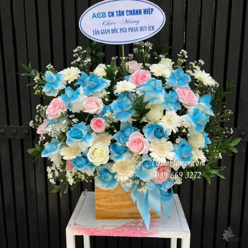 G0825652 GIỎ HOA CHÚC MỪNG TÂN GIÁM ĐỐC Thiết kế hoa hồng Pink Ohara, hoa hồng trắng xanh dương