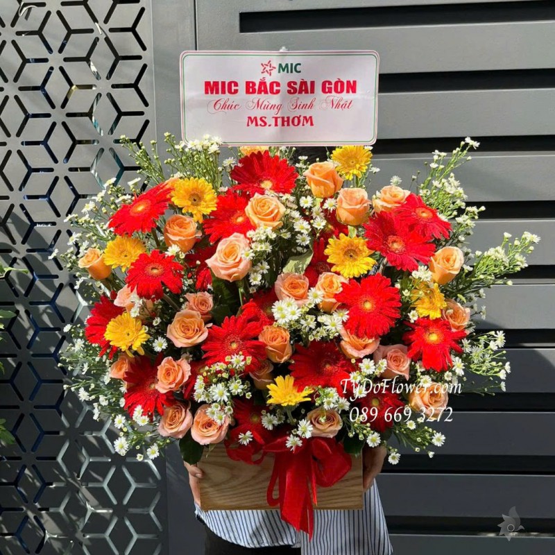 G0825653 GIỎ HOA CHÚC MỪNG SINH NHẬT Thiết kế hoa đồng tiền đỏ vàng, hoa hồng cam