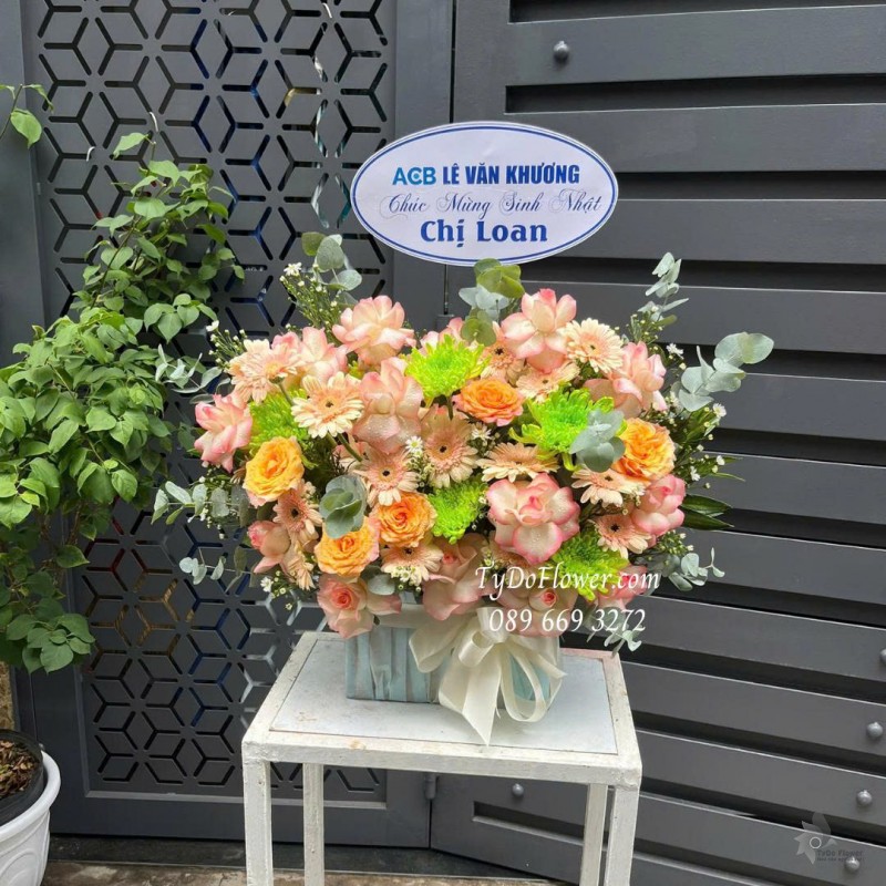 G0825657 GIỎ HOA CHÚC MỪNG SINH NHẬT Thiết kế hoa hồng song hỷ, cam spirit, cúc xanh