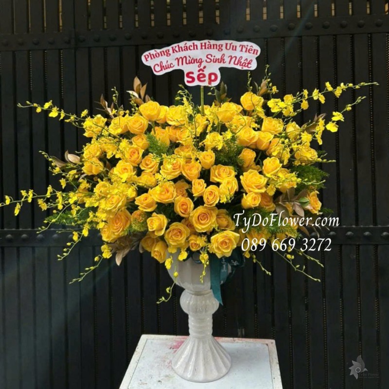 BI0825660 BÌNH HOA CHÚC MỪNG SINH NHẬT SẾP Thiết kế Hoa Hồng Vàng Gold, Lan Vũ Nữ