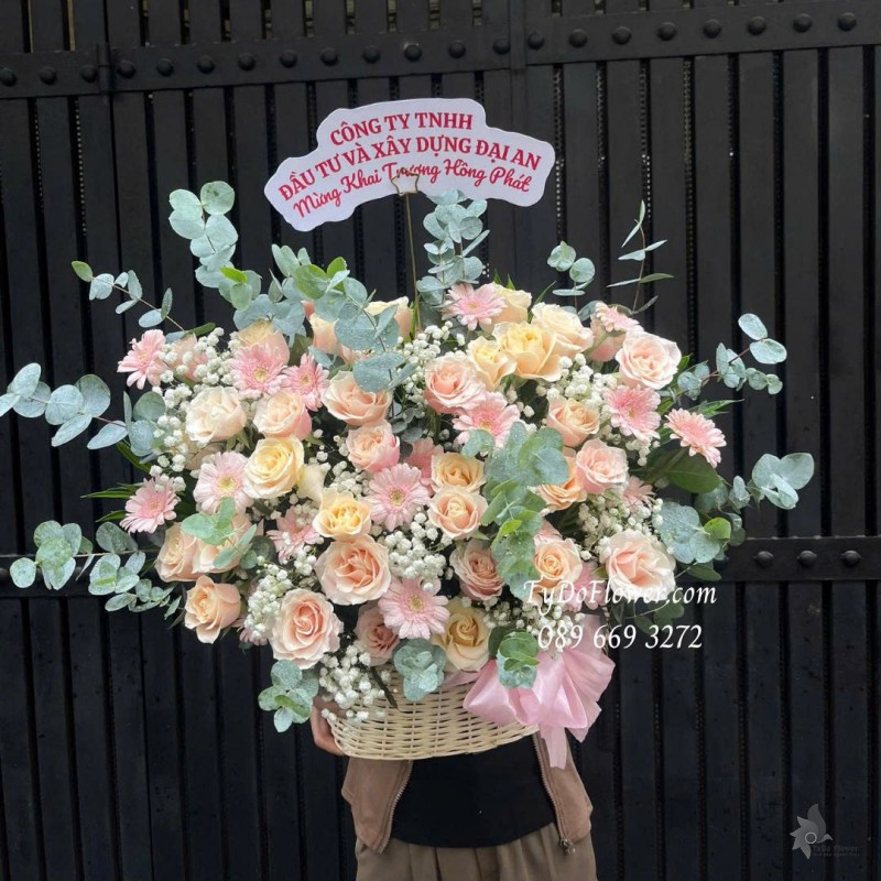 G0925665 GIỎ HOA CHÚC MỪNG KHAI TRƯƠNG HỒNG PHÁT Thiết kế hoa hồng kem trà