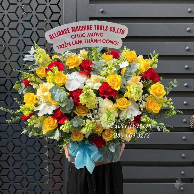 G0925667 GIỎ HOA CHÚC MỪNG TRIỂN LÃM THÀNH CÔNG Thiết kế hoa hồng đỏ Ecuador, hoa hồng vàng Gold, Victor, mõm sói vàng