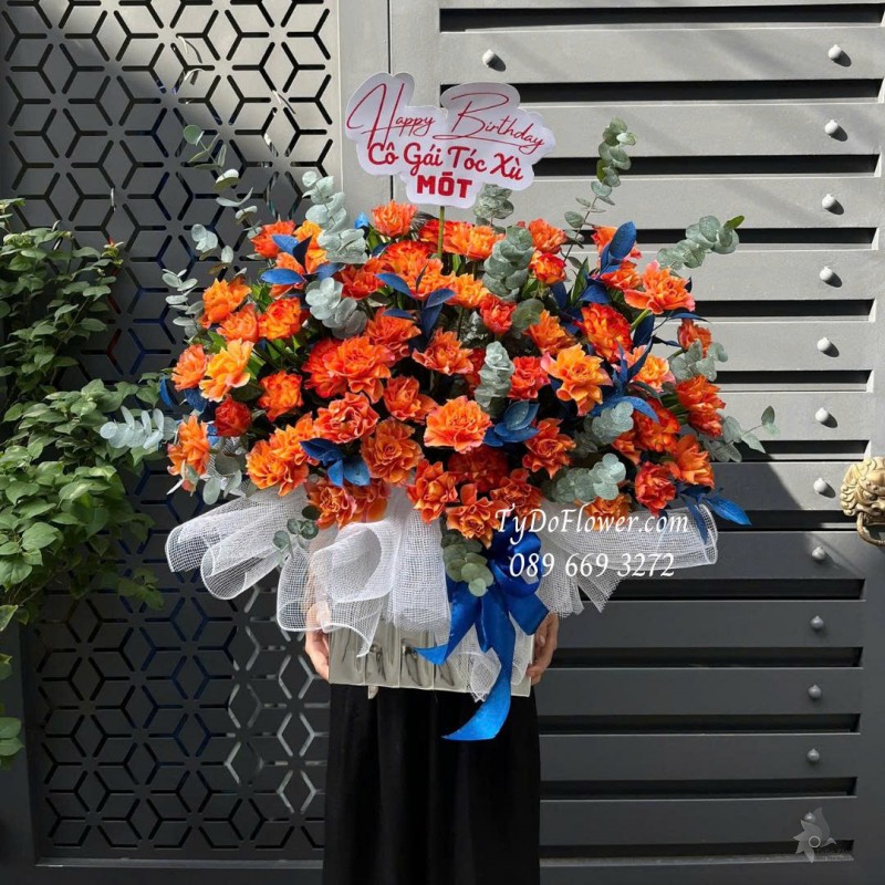 G0925670 GIỎ HOA CHÚC MỪNG SINH NHẬT Thiết kế hoa hồng cam Spirit
