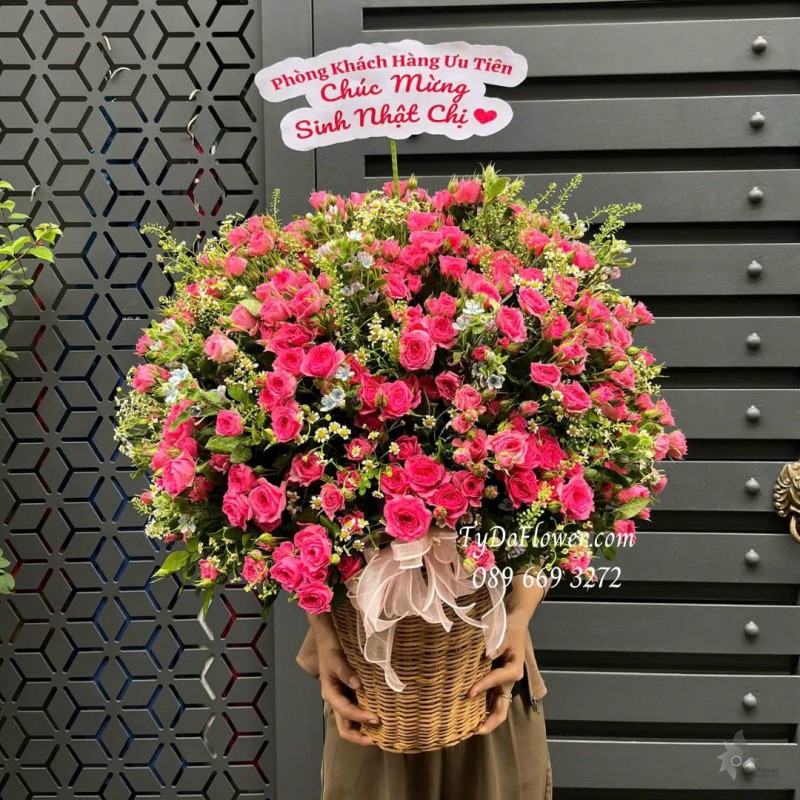 G0925674 GIỎ HOA CHÚC MỪNG SINH NHẬT CHỊ Thiết kế hoa hồng Sofia