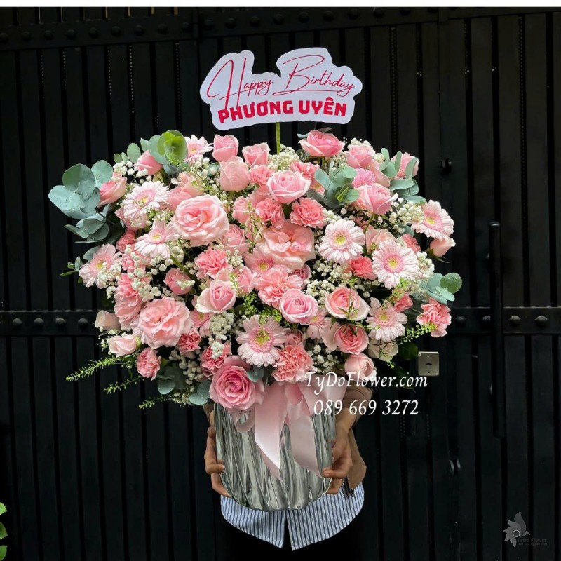 G0925676 GIỎ HOA CHÚC MỪNG SINH NHẬT Thiết kế hoa hồng kem dâu, phăng hồng, đồng tiền mini