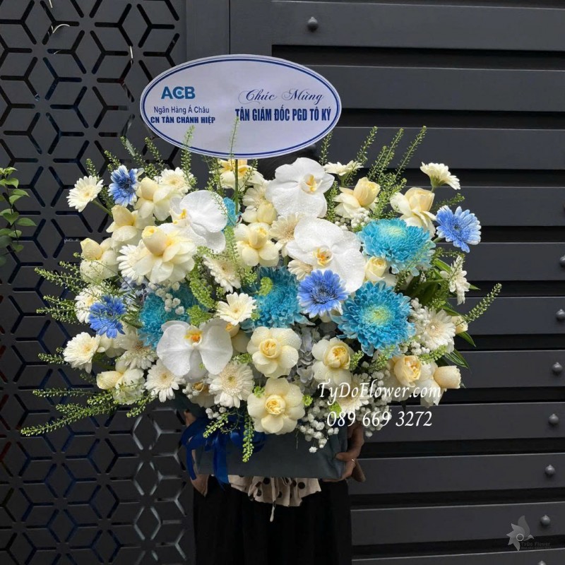 G0925679 GIỎ HOA CHÚC MỪNG TÂN GIÁM ĐỐC Thiết kế hoa hồng vàng Victor, lan hồ điệp, cúc xanh dương, đồng tiền mini