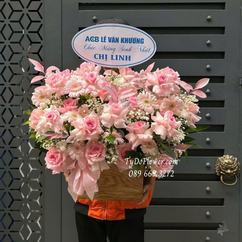 G0925680 GIỎ HOA CHÚC MỪNG SINH NHẬT Thiết kế hoa hồng lạc thần gấp cánh, đồng tiền mini