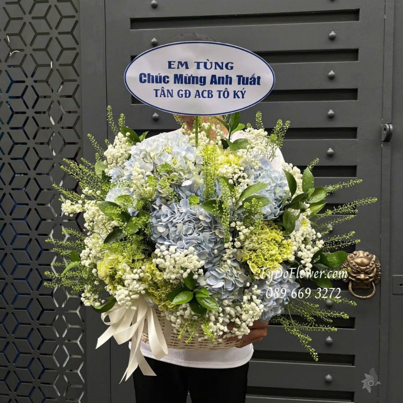 G0925681 GIỎ HOA CHÚC MỪNG TÂN GIÁM ĐỐC Thiết kế hoa cẩm tú cầu, baby trắng